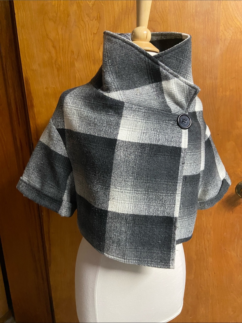 PIKO 1988 Black & Gray Plaid Cropped Shawl Collar Capelet MED